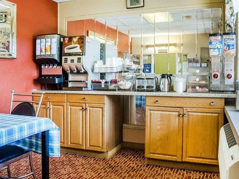 Rodeway Inn Харисбърг Екстериор снимка