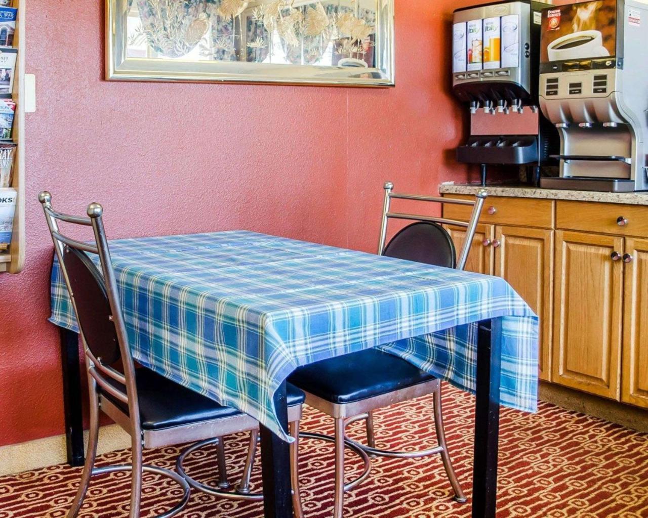 Rodeway Inn Харисбърг Екстериор снимка