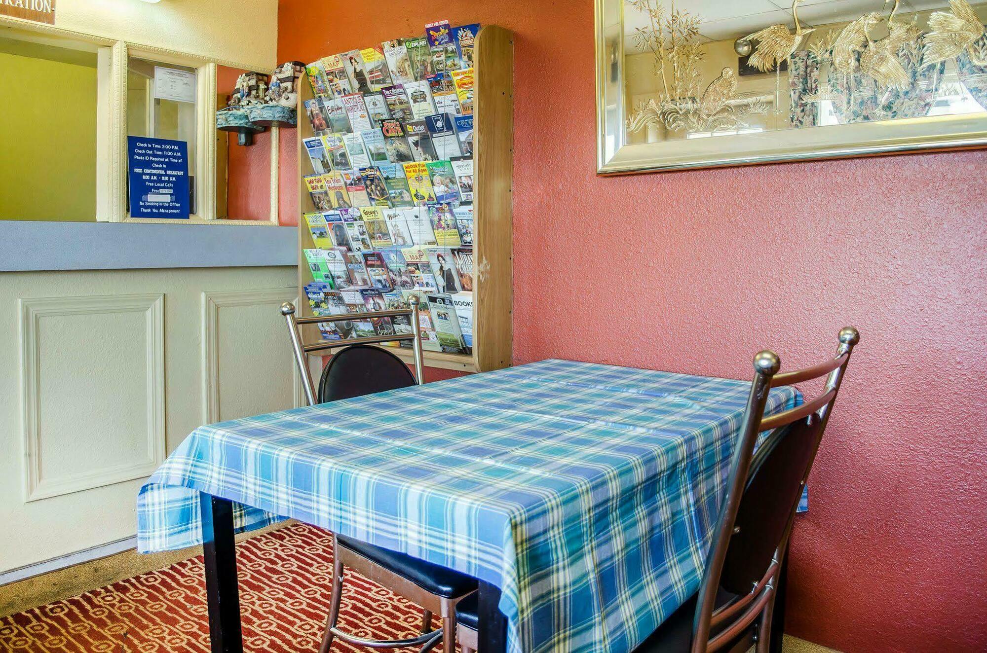 Rodeway Inn Харисбърг Екстериор снимка