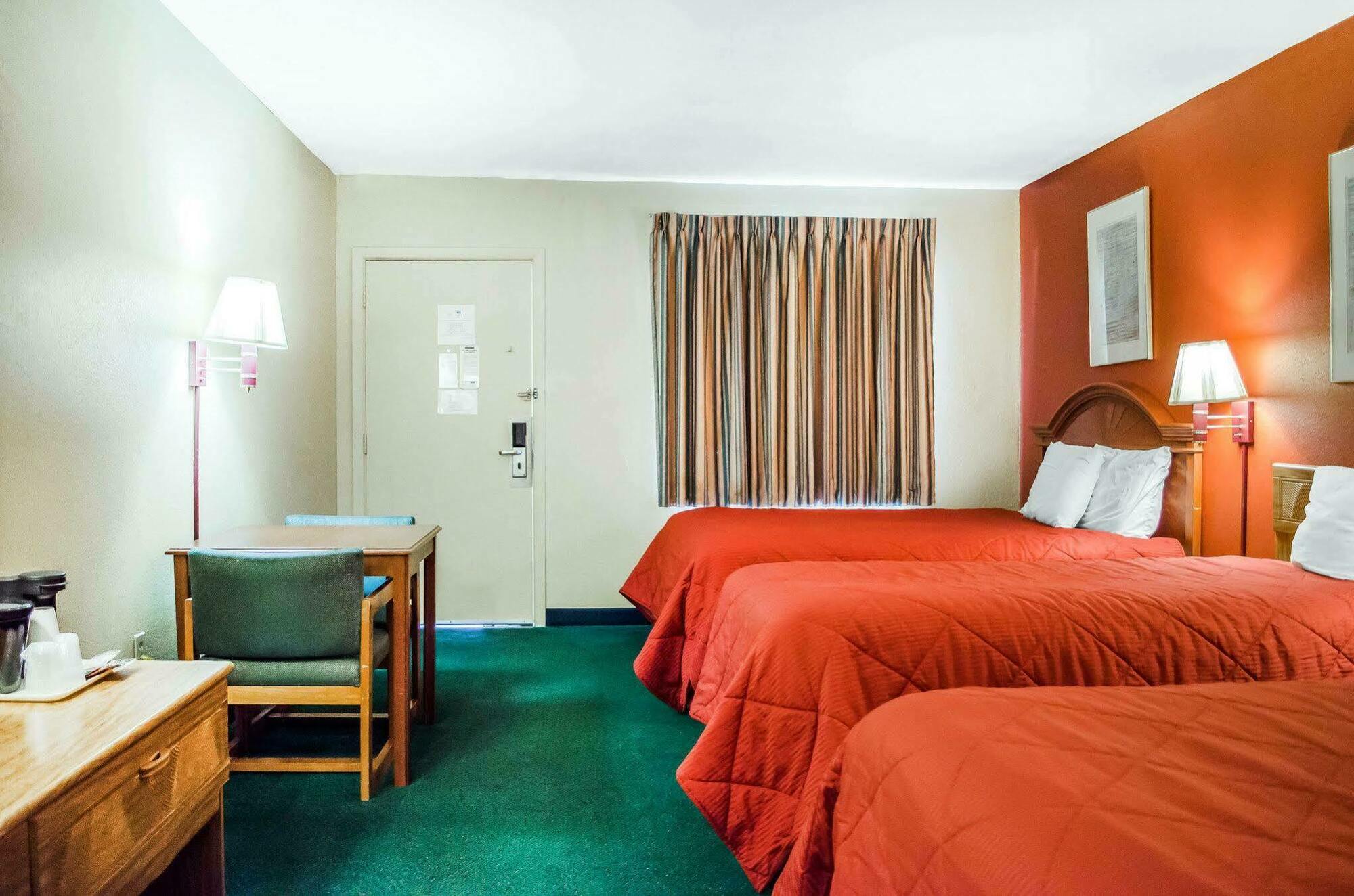 Rodeway Inn Харисбърг Екстериор снимка