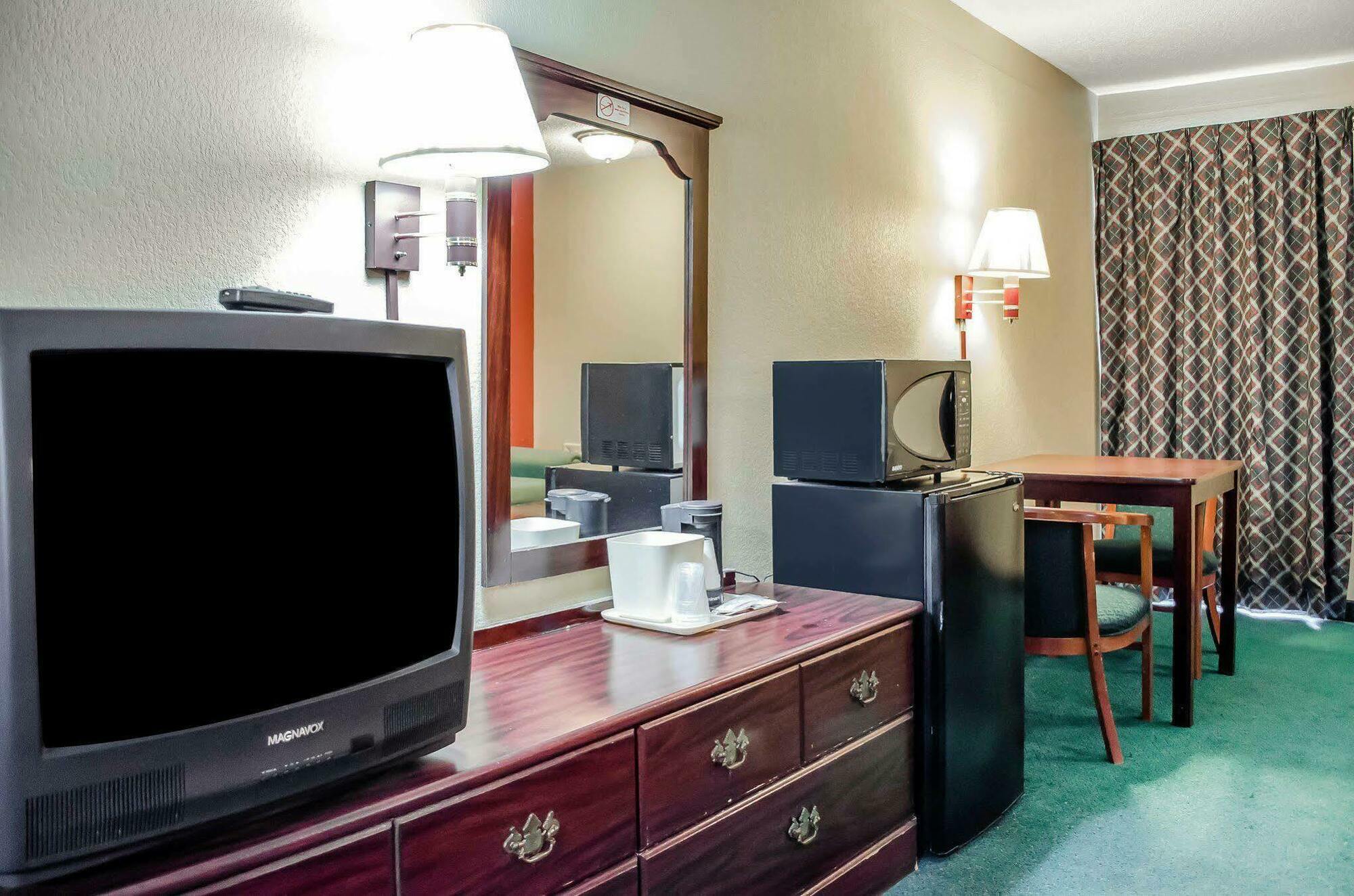 Rodeway Inn Харисбърг Екстериор снимка