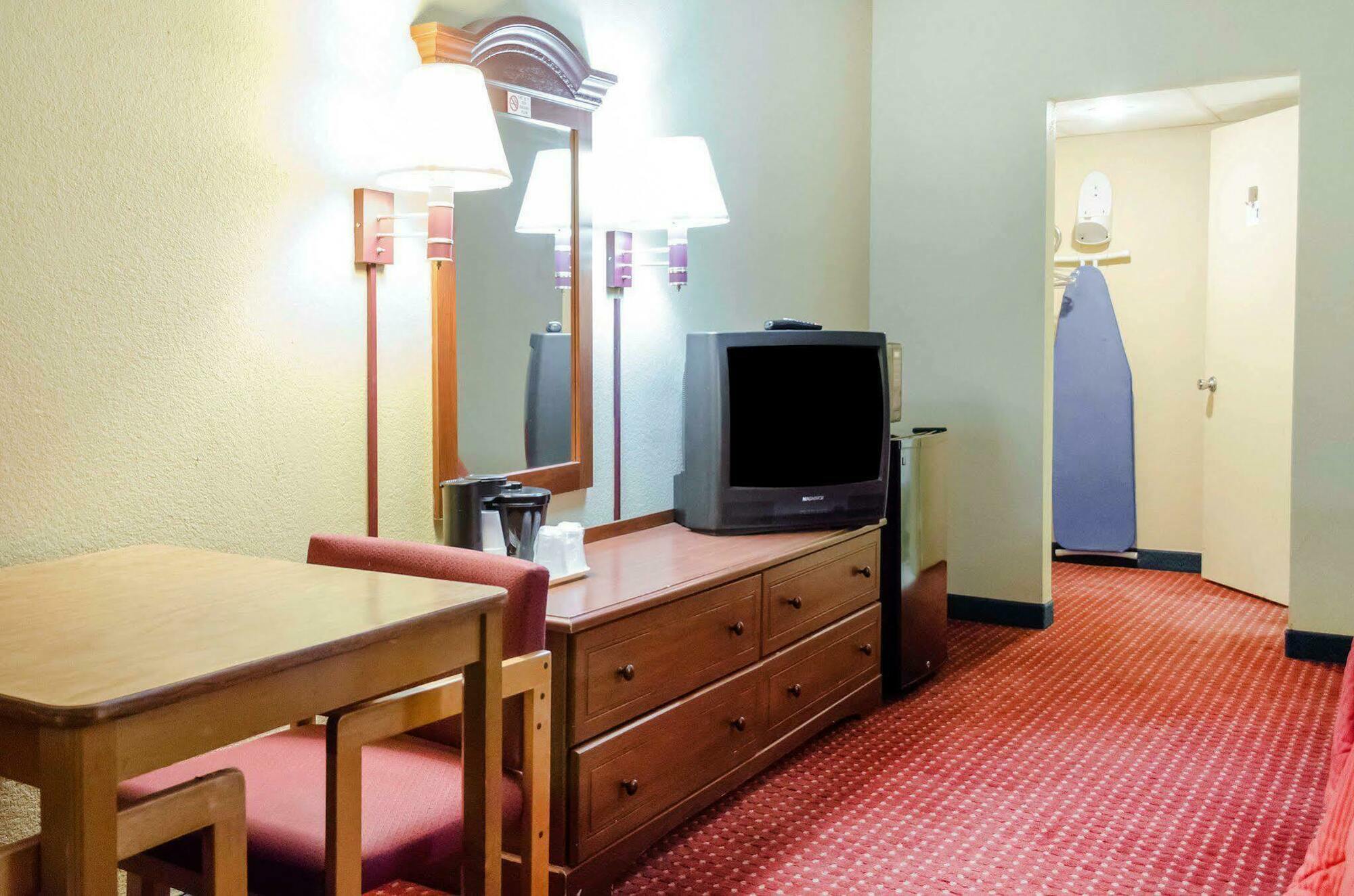 Rodeway Inn Харисбърг Екстериор снимка